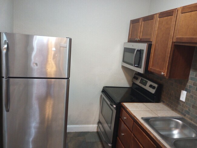 Foto del edificio - 912-914 E 39th St