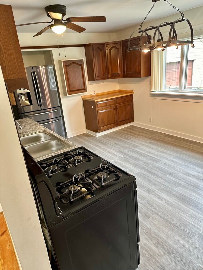 Cocina - 625 Roosevelt Ave