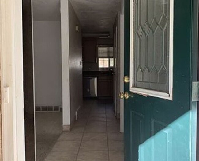 Foto del edificio - 299 N Highland Dr