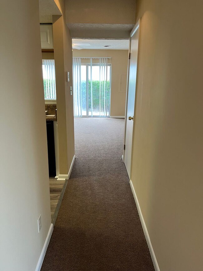 Foto del edificio - 2 Bedroom 1 1/2 Bath Townhome