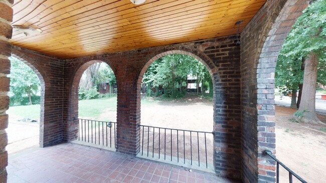 Building Photo - 1723 Laurel Ave