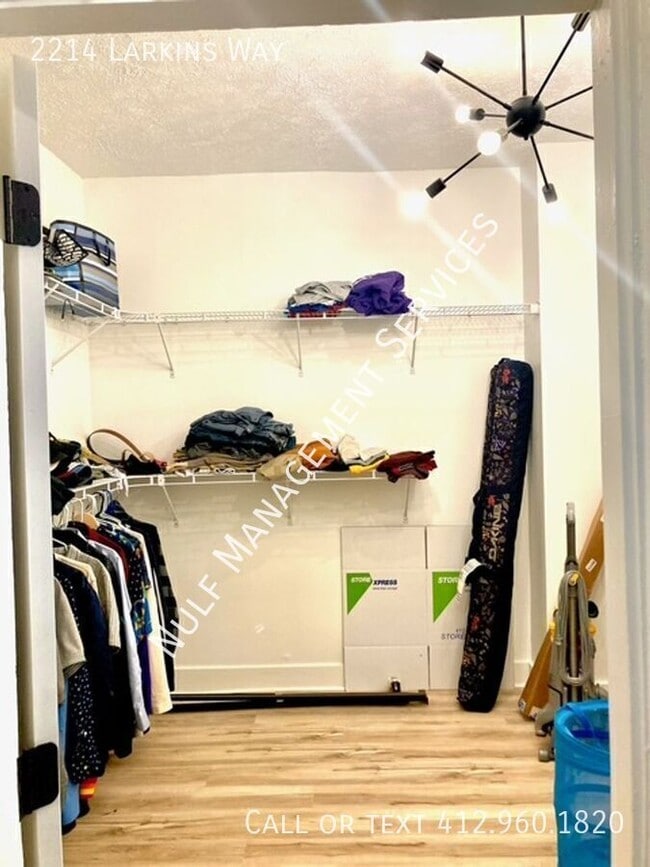 Foto del edificio - 2214 Larkins Wy