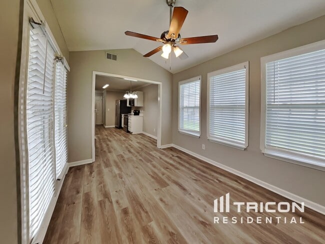 Foto del edificio - 6231 Creekbrooke Ct