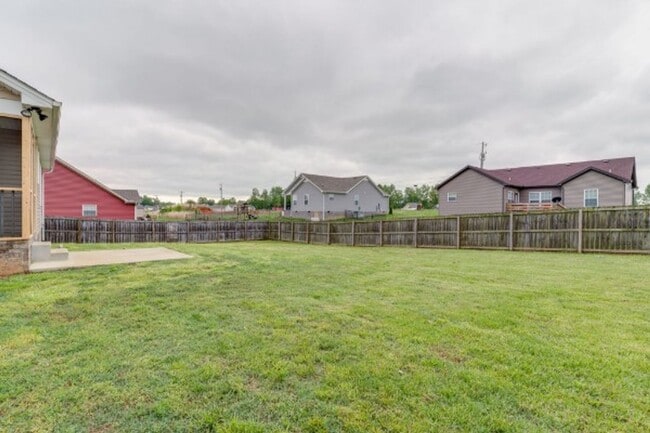 Building Photo - Beautiful 3bd 2 ba home with a large lot a...