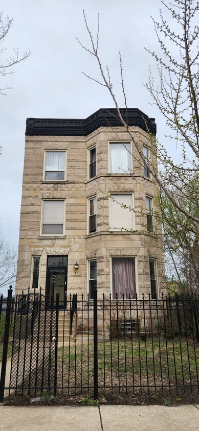 Foto principal - 5813 S Indiana Ave