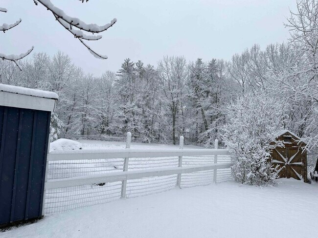 Foto del edificio - 395 Critchett Rd