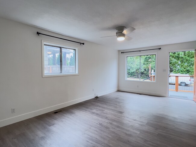 Building Photo - Charming Renovated Ranch 3 Bed + 2 Bath House! Washer & Dryer! Located in Portland's SE Brooklyn ...