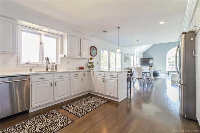 Building Photo - 15 Greenknoll Dr