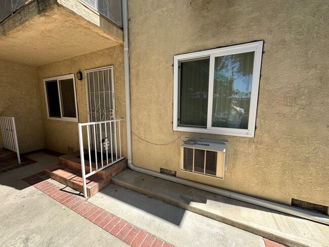 Building Photo - 223 E Burbank Blvd
