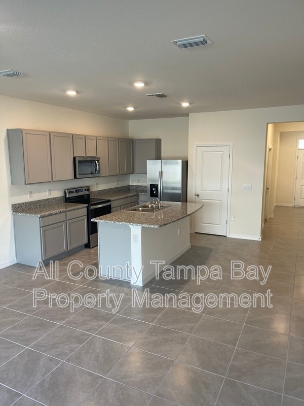 Building Photo - 33061 Major Oak Dr