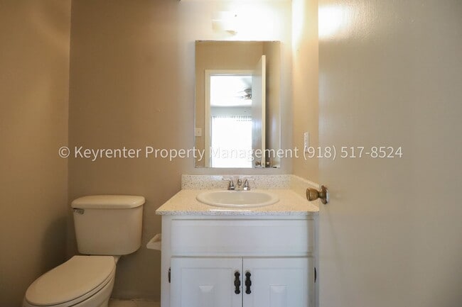 Building Photo - 2 Bed | 1 Bath Condo in Central Tulsa!