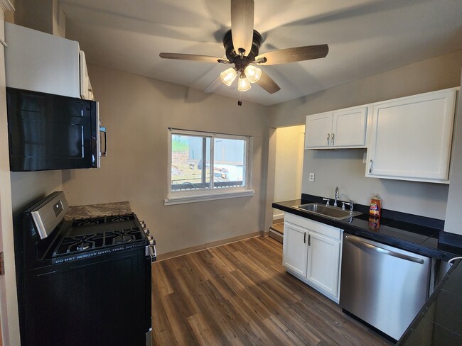 Building Photo - 1266 Clairhaven St