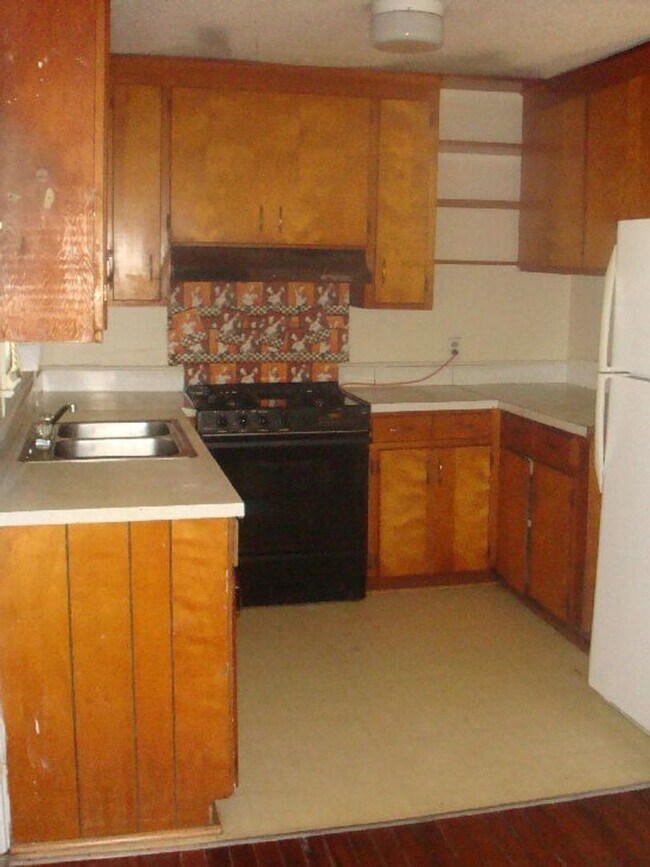 Foto del edificio - THREE BEDROOM, ONE BATH