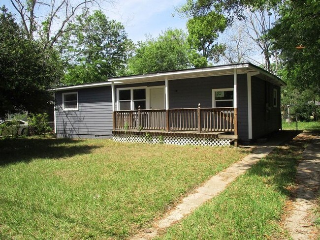come see this remolded 2 1 on the north side house for rent in