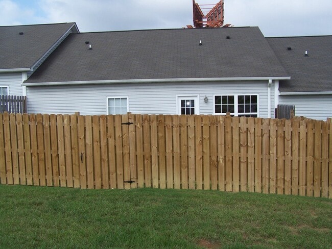 Building Photo - 2 bed, 2 bath, 2 car garage ranch style townhouse in N. Knoxville w/ fenced yard