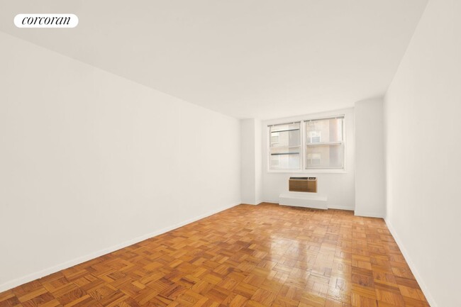 Building Photo - 215 E 80th St