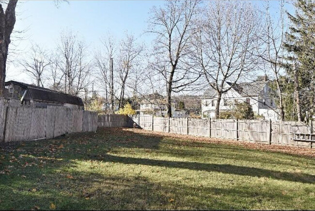 Building Photo - 2 Hollowbrook Pl
