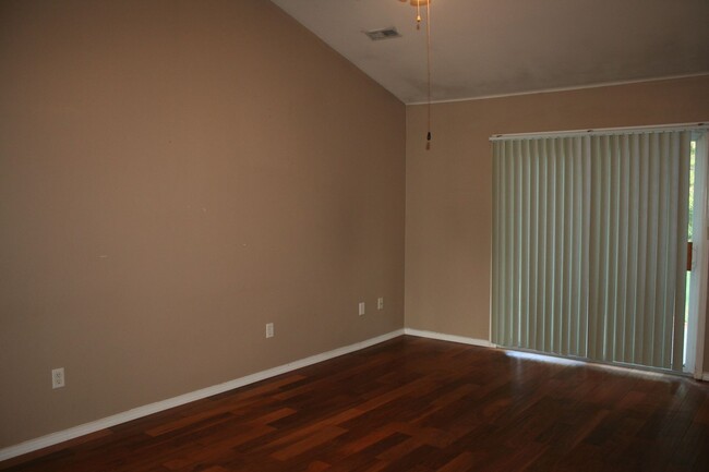 Building Photo - 3 Bedroom 2 Car Garage Duplex in Branson