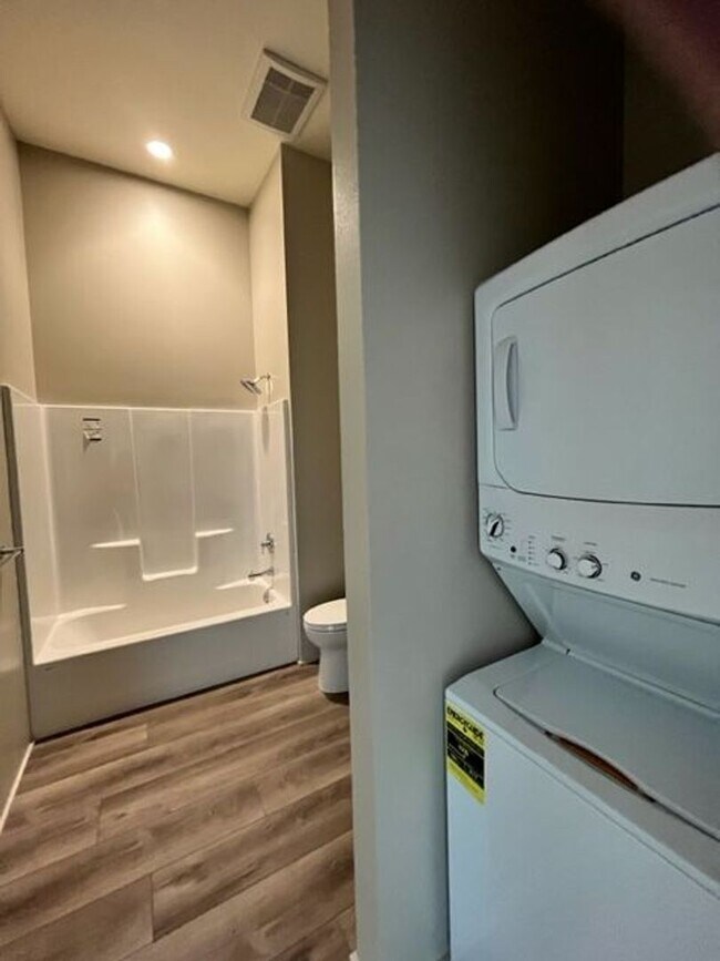 Building Photo - Luxury 3 bed 2 bath on the 2nd floor to view the Mountains!