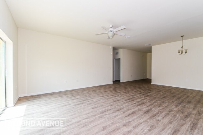 Foto del edificio - 1654 Russellville St