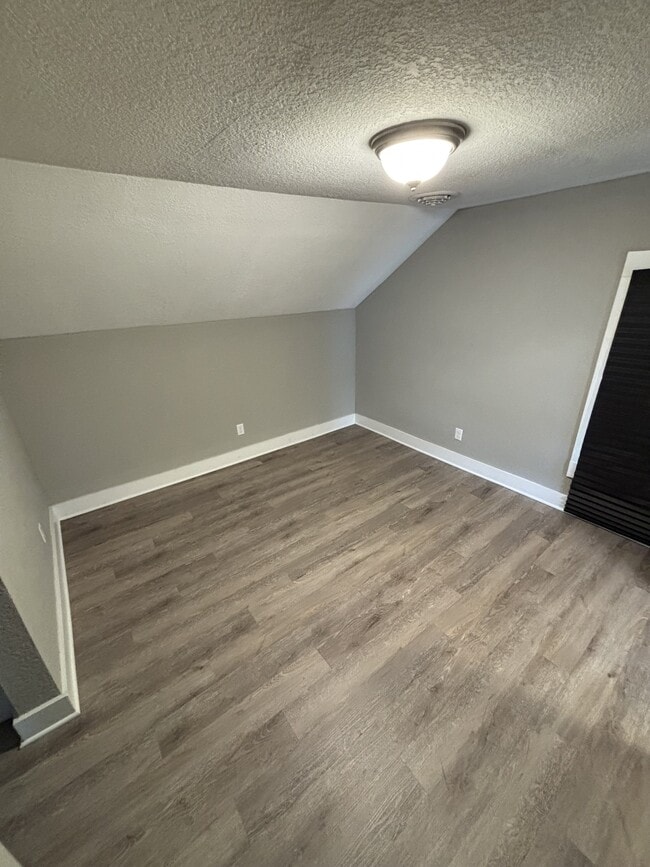 Foto del edificio - 708 E Jefferson Blvd