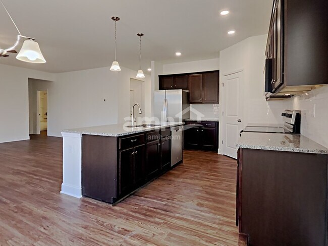 Building Photo - 5175 Valley Dr