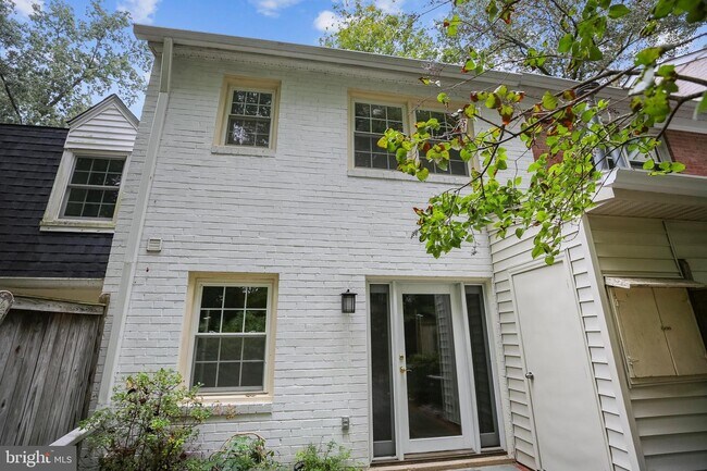 Building Photo - 834 Azalea Dr