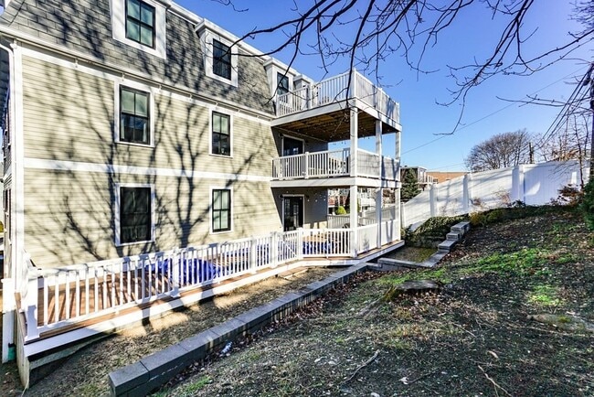 Building Photo - 213 E Eagle St