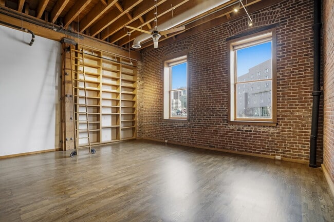 Building Photo - Historic Downtown Loft with Reserved Parking