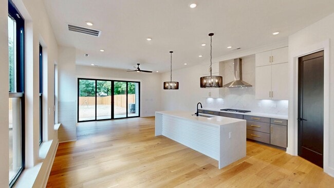 Building Photo - 313 E Peterson Dr