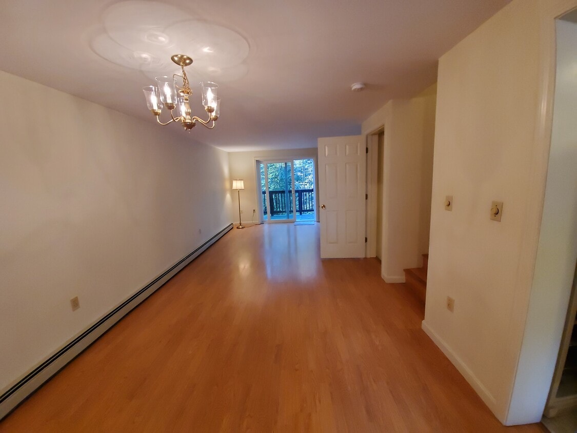 Very clean & private end unit - 36 Kimball Pl