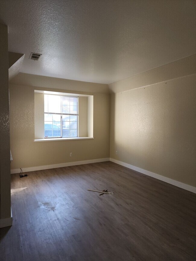 Foto del edificio - Coming soon!! 3 Bedroom, 2 Bath 2 Car Gara...