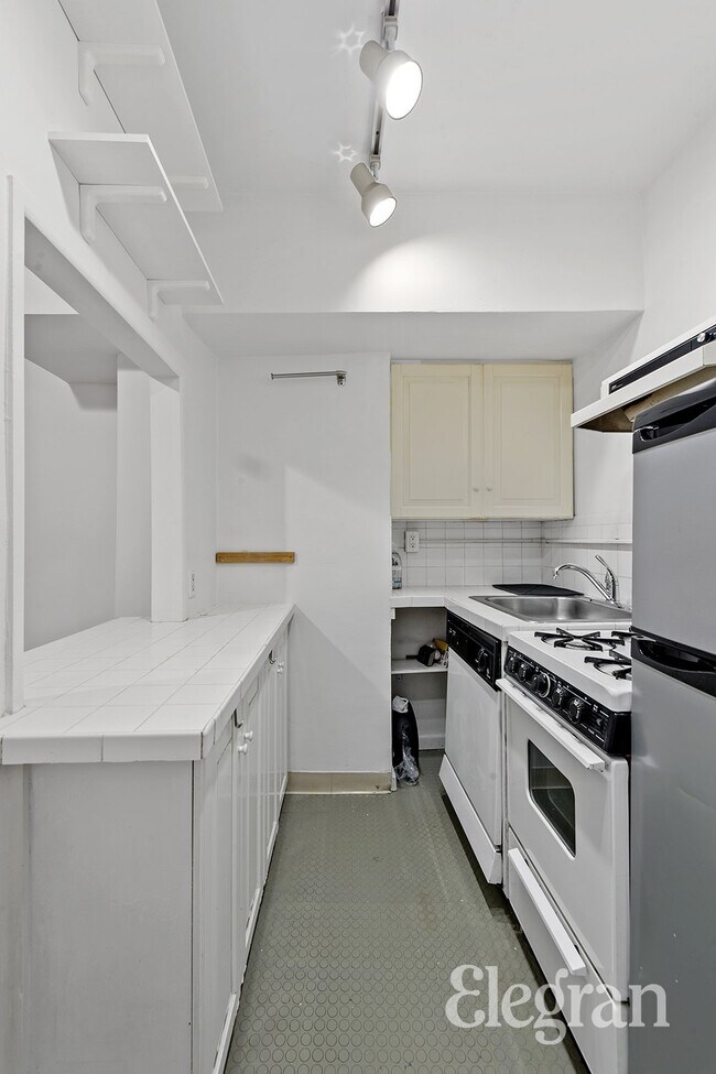 Building Photo - 30 E 22nd St