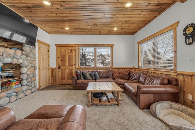 Building Photo - Furnished Timber Wolf Lane Gem - All Utili...