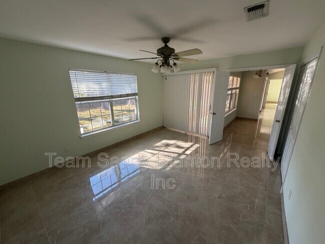 Building Photo - 10 Arapaho Dr