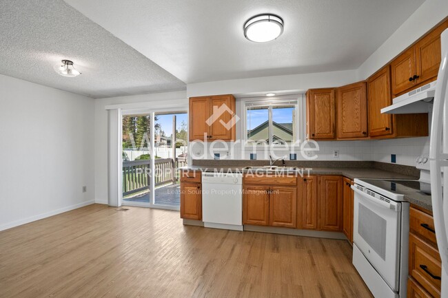 Building Photo - Spacious 4 bedroom 3 bath South Hill Home