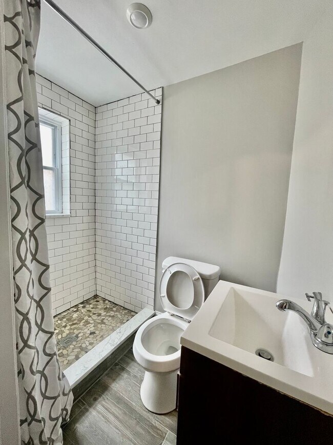 Building Photo - 2 Bedroom 2 Bath Available Now