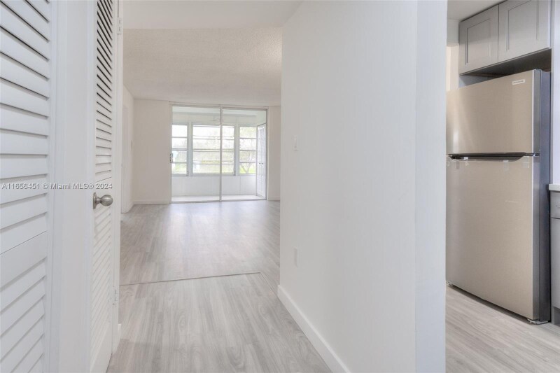 Foto principal - 7991 Sunrise Lakes Dr N