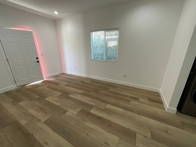 Foto del edificio - 5952 1/2 Balcom Ave