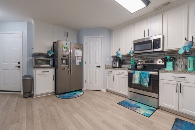 Building Photo - MOVE IN READY 3 Bedroom in the Heart of No...