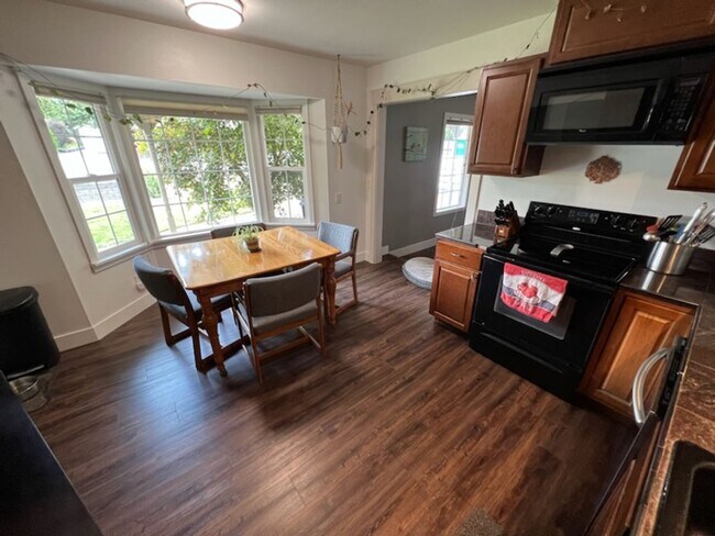 Building Photo - Spacious 3 bed/2 bath rambler with large f...