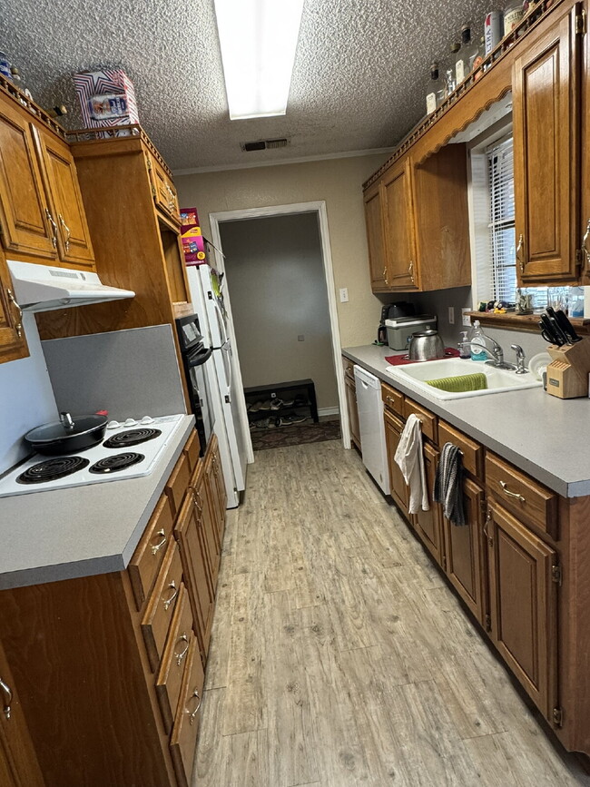 Foto del edificio - 3 bedroom 2 bath on corner lot!