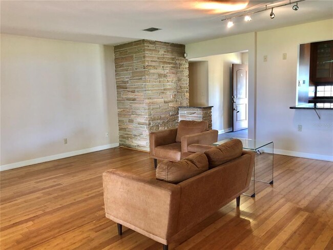 Building Photo - 336 Blue Heron Dr