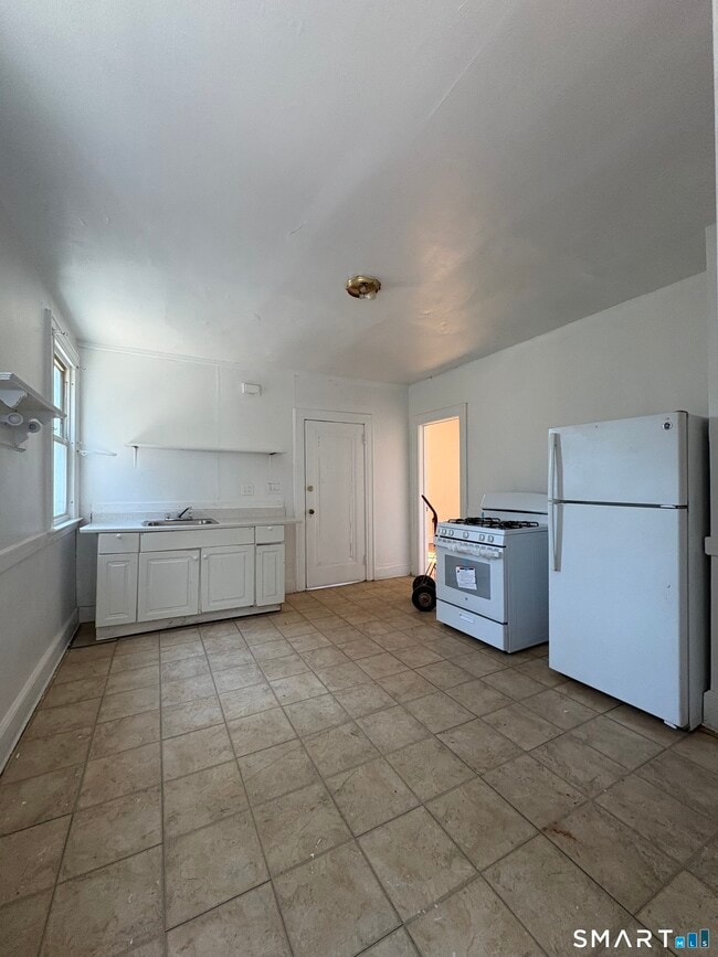 Building Photo - 786 Elm St