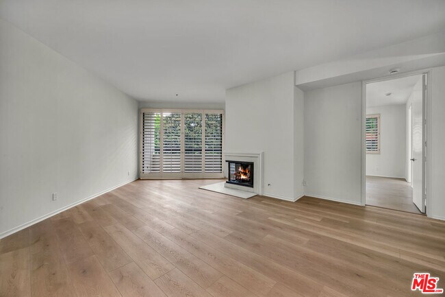 Foto del edificio - 2131 Century Park Ln