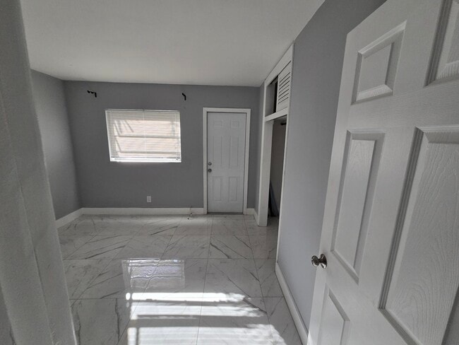 Building Photo - 1021 SW 32nd Ct