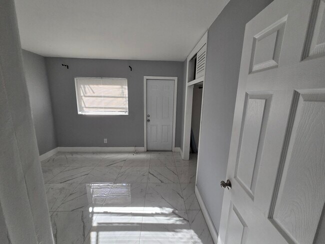 Building Photo - 1021 SW 32nd Ct