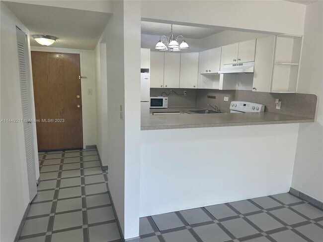 Foto del edificio - 8990 SW 24th St