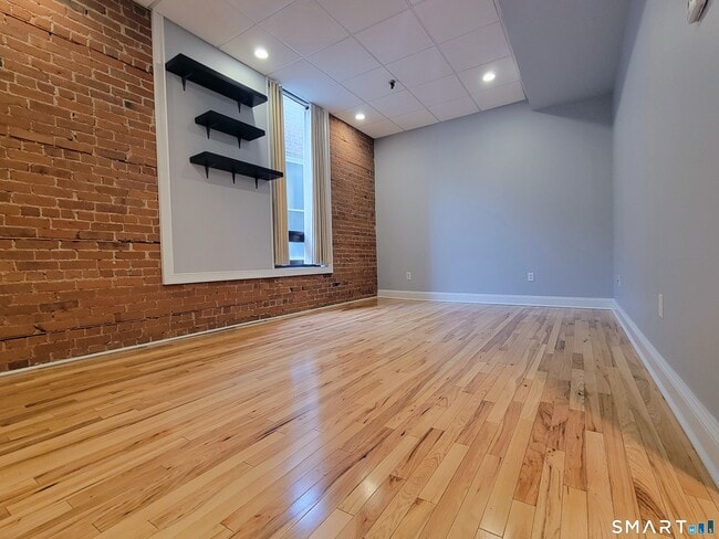 Building Photo - 51 Bank St