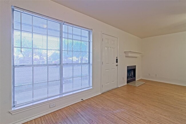 Building Photo - 2211 Creekside Ln